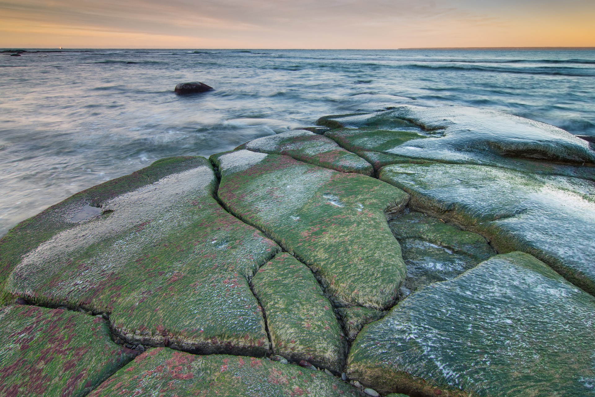 Cracks in the sea